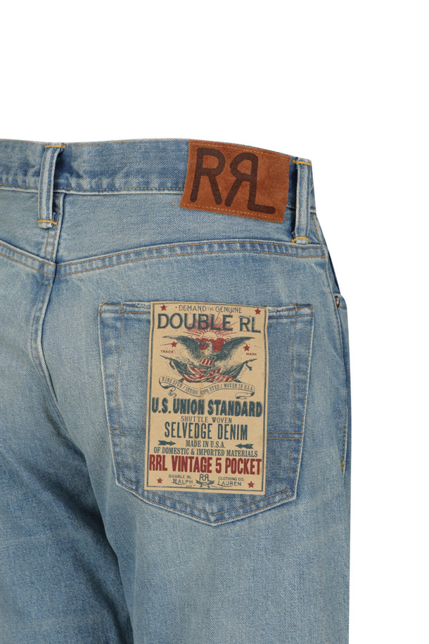 빈티지 5 포켓 미들랜즈 셀비지 진 - 미들랜즈 워시는 남성용 데님 팬츠로, 캐주얼하고 클래식한 스타일을 연출합니다. 미드블루 컬러의 무지 디자인이며, 사계절 착용 가능합니다. 뻣뻣한 촉감의 스트레이트핏으로, 5 포켓 디자인과 셀비지 데님, 체인 스티치 허리밴드가 특징입니다. RRL 자수와 뒷면 스웨이드 로고 라벨, 그리고 미국에서 제작되었다는 점이 돋보입니다.
