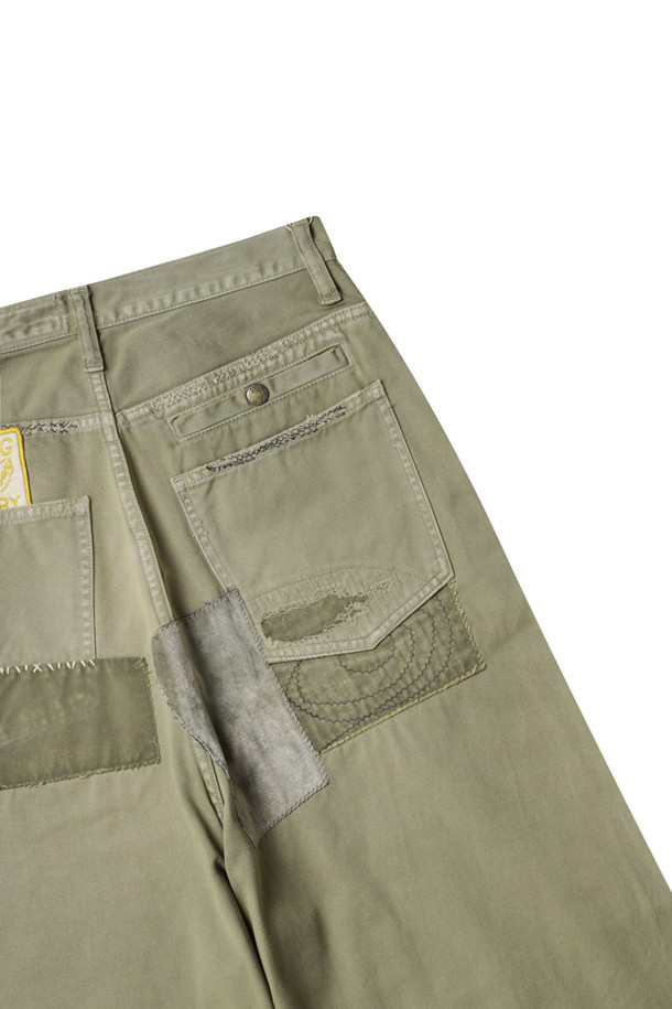 (KAPITAL) 캐피탈 Katsuragi Cotton Port 배기 팬츠 (Hippie0Champetre Remake) - K2310LP096 카키는 면 소재의 배기핏 팬츠입니다. 봄, 가을에 어울리는 캐주얼 및 스트릿 스타일의 의류로, 넉넉한 루즈핏이 특징입니다. 카키 컬러와 데미지 디테일이 빈티지한 무드를 더하며, 허리 부분 벨트 루프와 버튼, 지퍼 잠금 방식으로 착용할 수 있습니다. 사이드 포켓과 뒷주머니는 실용성을 높였으며, 동네 마실룩이나 가을 나들이룩에 적합합니다.
