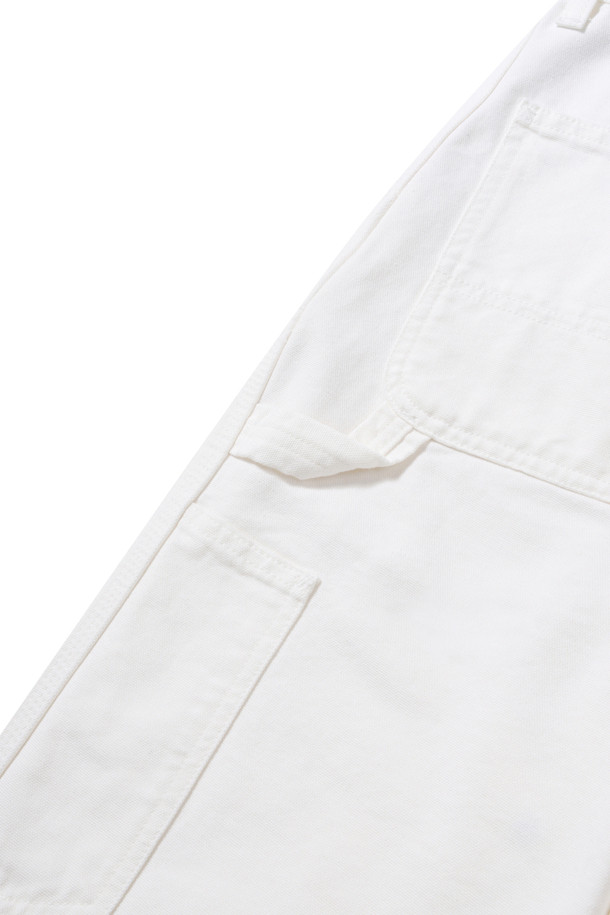 더블니 팬츠 - 왁스'는 워크웨어와 캐주얼 스타일을 넘나드는 남성용 바지입니다. 오가닉 코튼 소재로 제작되어 사계절 내내 착용 가능하며, 릴랙스 핏과 스트레이트 핏으로 편안함을 제공합니다. 무릎 부분의 이중 덧댐 처리, 트리플 스티칭으로 내구성을 높였으며, 툴 포켓과 해머 루프, 지퍼 플라이 디테일이 특징입니다. 허리선은 레귤러 웨이스트로 디자인되었으며, 무지 패턴의 왁스 컬러가 미니멀한 무드를 더합니다.
