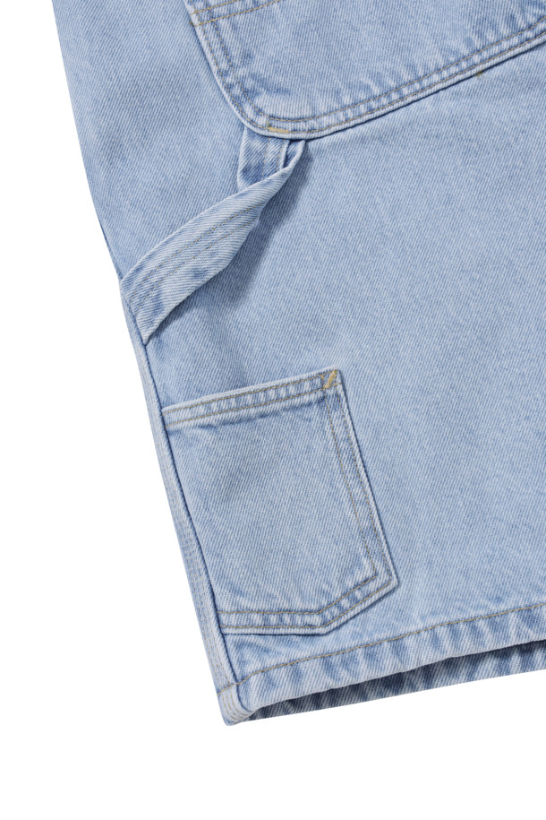 더블 무릎 숏 - 블루 (헤비 스톤 워싱)은 캐주얼과 워크웨어 스타일을 넘나드는 남성용 반바지입니다. 여름철 일상복으로 적합하며, 동네 마실룩, 휴가룩, 바캉스룩 연출에 좋습니다. 레귤러핏 데님 반바지로, 두께감 있는 면 소재에 스톤 워싱 기법을 더해 빈티지한 멋을 살렸습니다. 더블 무릎, 툴 포켓, 해머 루프, 삼중 스티치 디테일이 워크웨어 무드를 강조합니다. 무지 디자인으로 어떤 상의와도 쉽게 매치하여 미니멀한 스타일을 완성할 수 있습니다.
