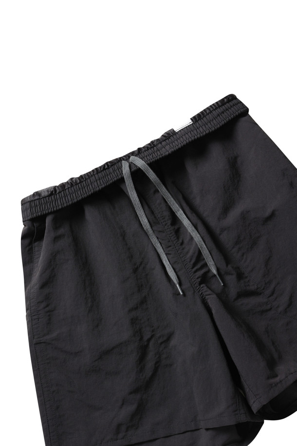 **Mens Baggies Shorts (멘스 배기스 쇼츠) - 5 in. - Black (블랙)**

여름철 일상 및 아웃도어 활동에 적합한 남성용 5부 반바지입니다. 블랙 색상의 무지 디자인으로, 스포티하면서도 캐주얼한 스타일을 연출합니다. 얇고 여유로운 레귤러 핏에 메쉬 안감과 밴딩 처리로 편안한 착용감을 선사하며, 발수 및 속건 기능으로 쾌적함을 유지합니다. 재활용 소재를 사용하여 제작되었으며, 뛰어난 내구성을 자랑합니다. 여행, 휴가, 산책 등 다양한 TPO에 미니멀하게 활용하기 좋습니다.
