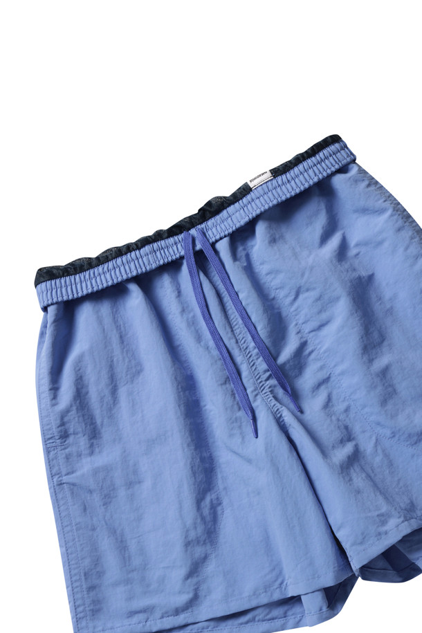 멘즈 배기스 쇼츠 - 5인치 - 어번던트 블루는 일상과 아웃도어 활동에 적합한 남성용 반바지입니다. 시원한 여름을 위한 얇은 두께감과 레귤러핏으로 편안한 착용감을 제공하며, 발수 및 속건 기능을 갖춰 쾌적함을 유지합니다. 재활용 소재를 사용하여 제작되었으며, 메쉬 라이너가 포함되어 통기성을 높였습니다. 캐주얼, 스포티, 미니멀 스타일을 모두 소화할 수 있으며, 여행, 휴가, 산책 등 다양한 TPO에 활용하기 좋습니다.
