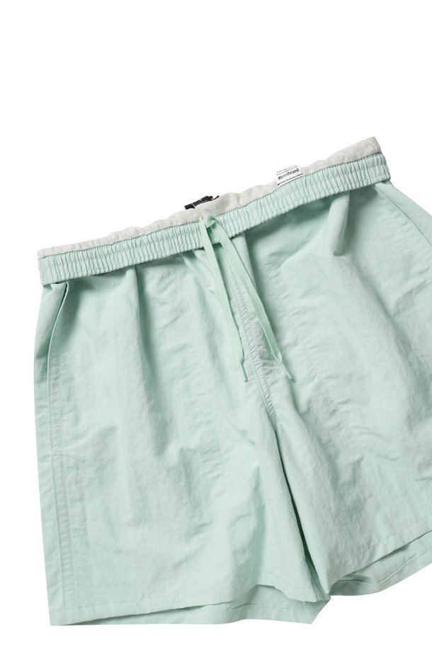 멘스 배기스 쇼츠 5인치 - 린스 그린은 일상, 아웃도어 활동에 적합한 남성용 숏 바지입니다. 얇은 두께의 나일론 소재로 제작되어 여름철에도 시원하게 착용할 수 있으며, 루즈핏 디자인으로 편안한 착용감을 제공합니다. 린스 그린 컬러의 무지 디자인으로 캐주얼, 스포티, 미니멀 스타일을 연출하기 좋습니다. 발수 및 속건 기능이 있어 쾌적함을 유지하며, 재활용 소재를 사용하여 제작되었습니다. 메쉬 라이너와 밴딩 허리, 5부 기장으로 여행, 휴가, 산책 등 다양한 TPO에 활용할 수 있습니다.
