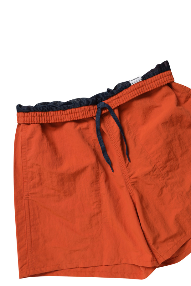 멘즈 배기스 쇼츠 5인치 - 폴리네이터 오렌지는 여름철 편안함과 스타일을 모두 갖춘 남성용 반바지입니다. 5부 기장의 루즈핏으로 제작되어 활동성을 높였으며, 발수 및 속건 기능의 나일론 소재를 사용하여 쾌적한 착용감을 선사합니다. 일상, 아웃도어 활동은 물론 여행이나 휴가, 바캉스룩으로도 활용하기 좋습니다. 안감에는 메쉬 라이너를, 허리에는 밴딩 처리를 더해 편안함을 더했으며, 리사이클 소재를 사용하여 친환경적인 가치를 더했습니다. 스포티하면서도 캐주얼한 느낌을 주는 무지 오렌지 컬러의 반바지로, 여름 스타일링에 포인트를 더해보세요.

