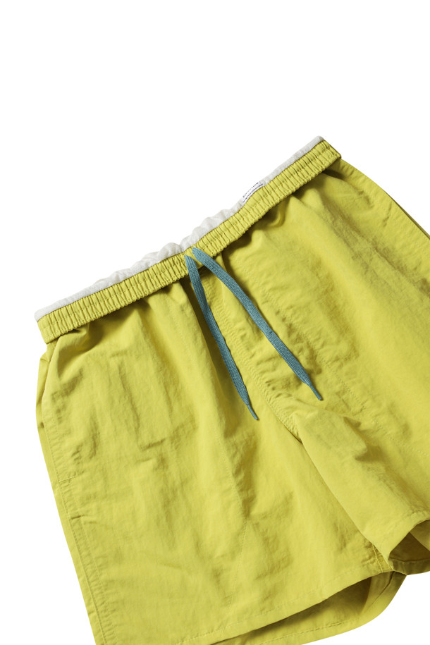 멘즈 배기스 쇼츠 - 5인치 - 번들 그린은 일상과 레저 활동에 적합한 남성용 반바지입니다. 루즈핏으로 편안하며, 여름철에 시원하게 입을 수 있는 얇은 두께의 나일론 소재로 제작되었습니다. 5인치 기장으로 활동성을 높였으며, 재활용 어망 소재를 사용하여 친환경적인 가치를 더했습니다. 발수 및 속건 기능을 갖춰 아웃도어 활동에도 적합하며, 밴딩 처리된 허리와 메쉬 안감으로 편안한 착용감을 제공합니다. 캐주얼, 스포티, 미니멀 스타일을 모두 소화할 수 있어 휴가룩이나 여행룩으로 활용하기 좋습니다.
