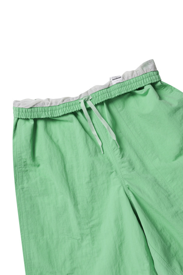 멘즈 배기스 롱 7인치 - 알로에 그린은 여름철 캐주얼하고 스포티한 스타일 연출에 적합한 남성용 반바지입니다. 가볍고 얇은 두께의 나일론 소재로 제작되어 뛰어난 통기성을 제공하며, 루즈핏으로 편안한 착용감을 선사합니다. 메쉬 안감과 발수 및 속건 기능을 갖춰 쾌적함을 유지해주며, 일상, 아웃도어 활동은 물론 여행이나 휴가, 산책 시에도 활용하기 좋습니다. 재활용 소재를 사용하여 친환경적인 가치를 더했으며, 알로에 그린 컬러와 무지 디자인으로 미니멀한 매력을 더합니다. 밴딩 처리된 허리 부분은 활동성을 높여줍니다.
