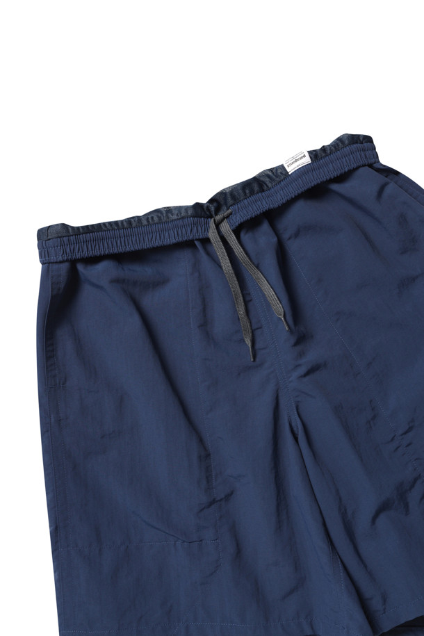 멘스 배기스 롱 7인치 - 타이디풀 블루입니다. 시원한 타이디풀 블루 컬러의 남성용 반바지로, 여름철 캐주얼 및 스포티 스타일을 연출하기 좋습니다. 가볍고 얇은 두께의 나일론 소재로 제작되어, 발수 및 속건 기능을 갖춰 쾌적한 착용감을 선사합니다. 루즈핏 디자인에 메쉬 안감과 밴딩 처리로 편안함을 더했으며, 여행이나 휴가, 여름 바캉스룩에 활용하기 좋습니다. 재활용 소재를 사용하여 환경까지 생각한 착한 아이템입니다.
