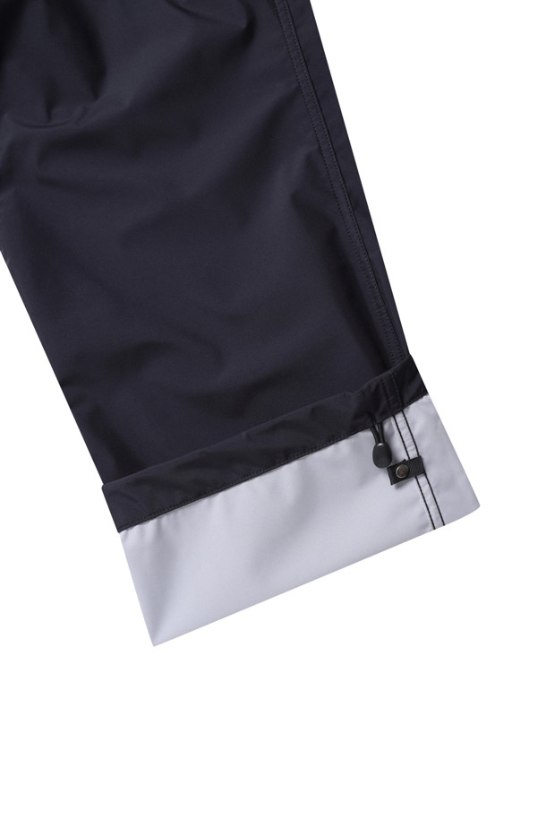 3L PERTEX SHIELD 카고 팬츠는 뛰어난 방수, 통기성, 발수 기능을 갖춘 아웃도어 및 일상용 바지입니다. 네이비 컬러에 스포티하고 밀리터리한 스타일을 더했으며, 와이드핏과 스트레이트 핏으로 편안한 착용감을 제공합니다. 밑단 조절이 가능하고 카고 포켓이 있어 실용성을 높인 긴 기장의 무지 패턴 제품입니다.
