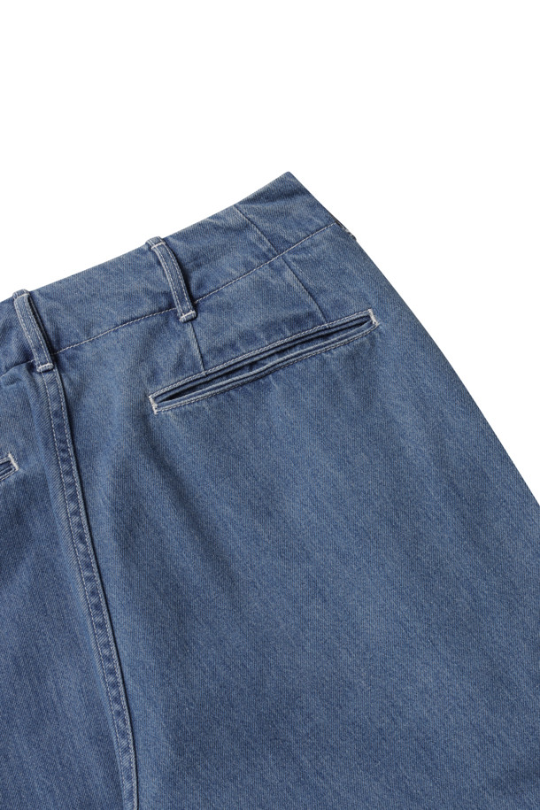 1940년대 미군 치노팬츠를 기반으로 디자인된 Wide Denim Pants - Light Indigo는 빈티지 무드를 살린 남성용 데님 팬츠입니다. 라이트 인디고 컬러와 와이드 핏으로 스타일리시함을 더하며, 봄, 여름, 가을 시즌에 착용하기 적합합니다. 얇은 두께의 데님 소재로 제작되어 가볍고 속건 기능까지 갖춰 편안한 착용감을 선사합니다.
