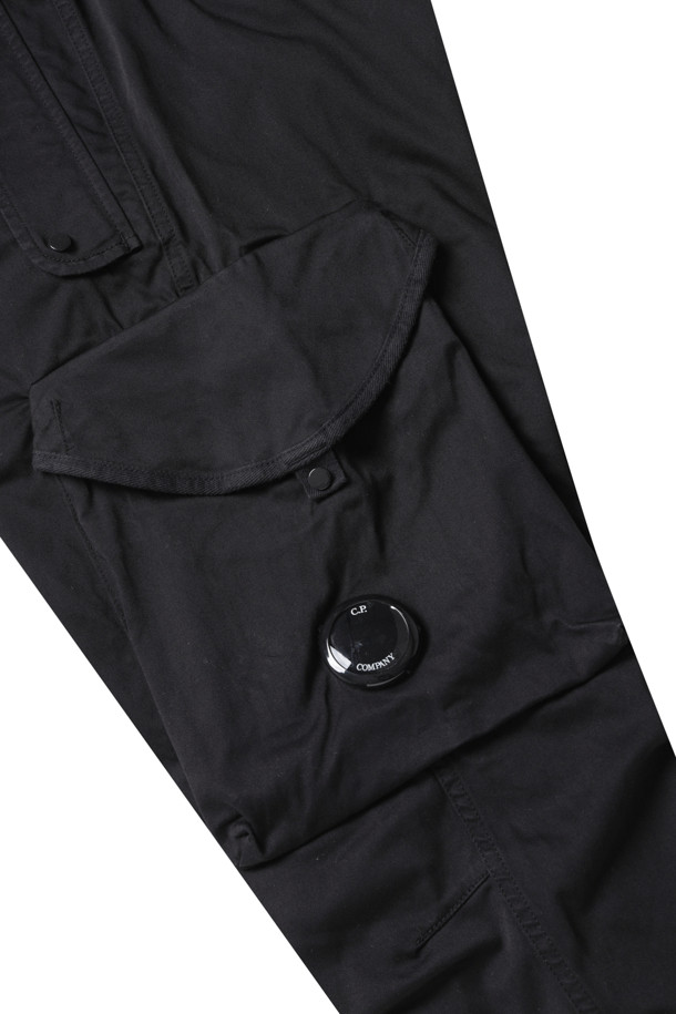 C.P COMPANY - 캐주얼팬츠 - Stretch Sateen Utility Cargo Lens Pants - BLACK