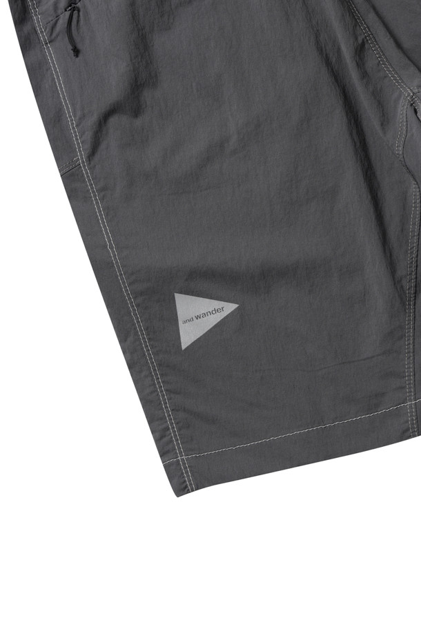 라이트 하이크 쇼트 팬츠 (차콜)는 봄, 여름 시즌 아웃도어 활동과 하이킹에 적합한 반바지입니다. 가볍고 부드러운 나일론 소재로 제작되어 편안한 착용감을 선사하며, 발수 기능과 뛰어난 신축성을 제공하여 활동성을 높였습니다. 레귤러핏으로 제작되어 스포티하면서도 캐주얼한 스타일을 연출하며, 허벅지 포켓과 야간 반사 스티칭으로 실용성과 안전성을 더했습니다. 밴딩 처리된 허리로 편안한 착용감을 제공하며, 여행, 등산, 캠핑룩은 물론 고프코어룩까지 다양한 스타일에 활용 가능합니다.
