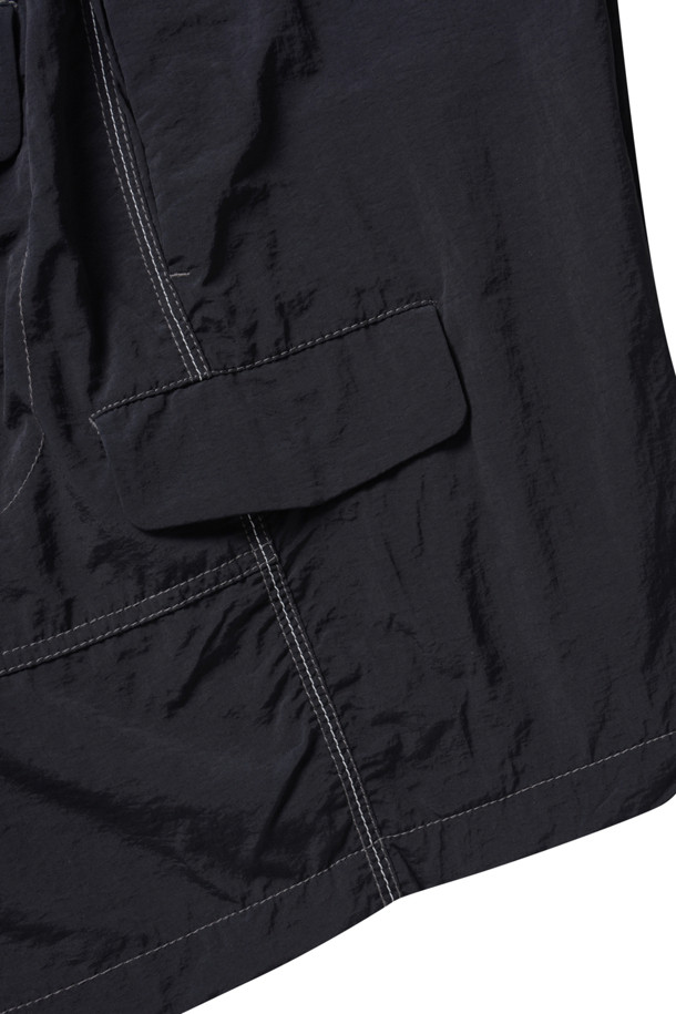 Ny(엔와이) 태피터 하이커 숏팬츠 - 블랙은 가볍고 시원한 착용감을 제공하는 하이킹 및 아웃도어 활동에 최적화된 숏팬츠입니다. 봄, 여름 시즌에 적합하며, 발수 기능과 자외선 차단 기능으로 쾌적한 활동을 돕습니다. 나일론과 태피터 소재를 사용하여 내구성이 뛰어나며, 3차원 컷팅으로 활동성을 높였습니다. 레귤러핏으로 편안하게 착용 가능하며, 반사 스티칭과 야간 가시성으로 안전성을 더했습니다. 등산룩, 캠핑룩, 여름 바캉스룩 등 다양한 TPO에 스포티, 고프코어, 캐주얼 스타일을 연출할 수 있습니다.
