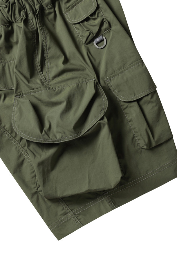 멀티 포켓 숏 팬츠 (M) - 카키는 시원하고 편안한 여름 스타일을 위한 남성용 반바지입니다. 얇은 두께의 타입라이터 소재로 제작되어 흡습 및 속건 기능을 갖춰 쾌적한 착용감을 제공합니다. 루즈핏으로 편안하며, 밀리터리 및 캐주얼 스타일을 동시에 연출할 수 있습니다. 넉넉한 수납을 위한 다수의 포켓이 특징이며, 밴딩 처리로 편리함을 더했습니다. 동네 마실룩, 휴가룩, 바캉스룩 등 다양한 상황에 활용하기 좋은 아이템입니다.
