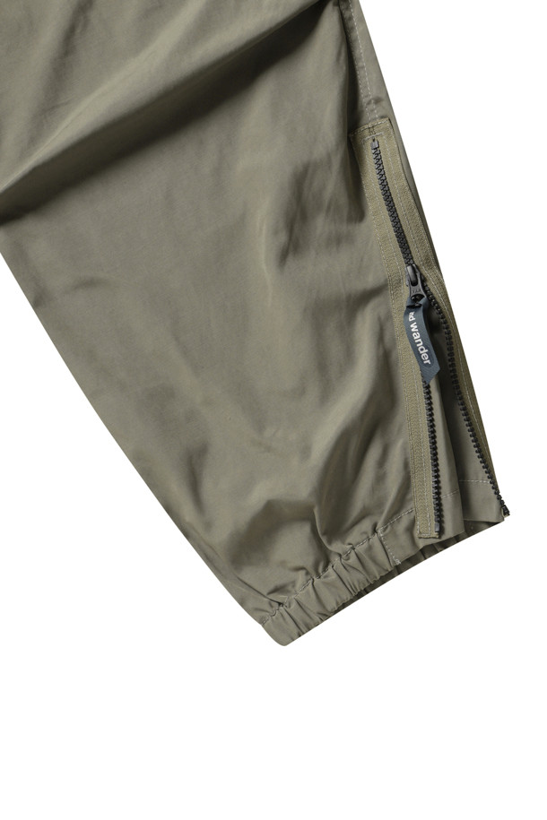 **하이 카운트 클로스 사이드 집 헴 팬츠 - 그레이 베이지**

남성용 조거 팬츠입니다. 얇은 두께의 나일론 소재로 제작되어 봄, 가을에 착용하기 좋으며, 릴랙스 핏으로 편안한 착용감을 제공합니다. 카키, 올리브 색상으로 밀리터리, 스트릿 스타일을 연출하기에 적합합니다. 하단 지퍼 디테일과 발수 기능이 돋보이며, 고밀도 소재와 군용 바지에서 영감을 받은 디자인이 특징입니다. 일상, 캐주얼, 동네 마실룩, 산책룩 등 다양한 TPO에 활용 가능합니다.
