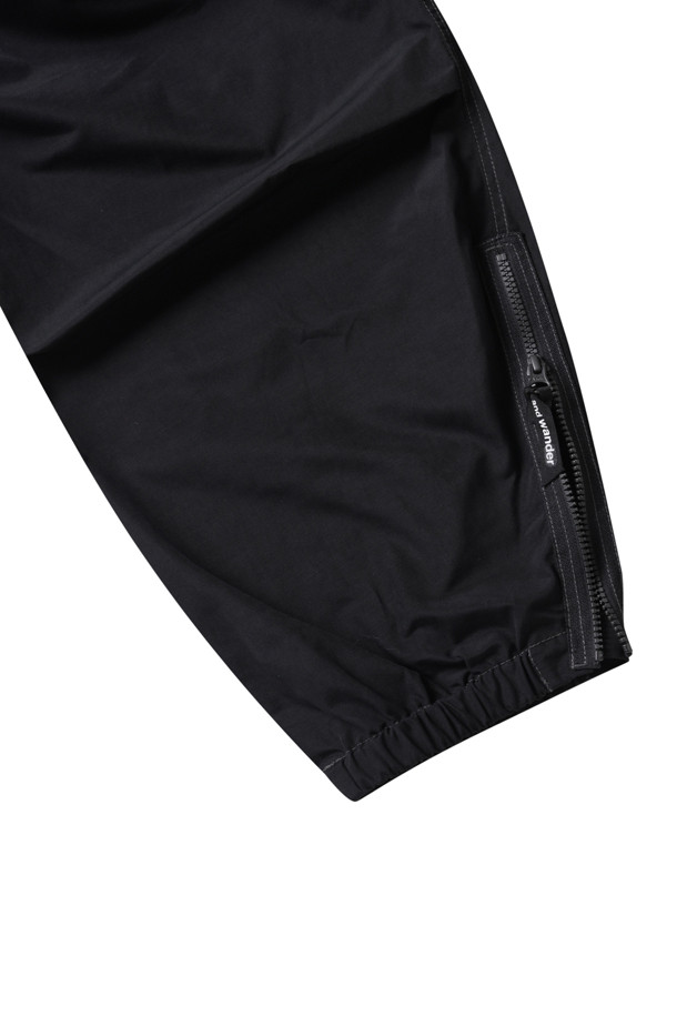 고밀도 원단으로 제작되어 봄, 가을에 착용하기 좋은 블랙 컬러의 하이 카운트 클로스 사이드 집 헴 팬츠입니다. 다리가 길어 보이는 레귤러 핏으로, 밀리터리 스타일과 미니멀, 캐주얼, 시크한 무드를 연출할 수 있습니다. 밑단 지퍼 디테일이 특징이며, 출근룩과 데이트룩에 모두 잘 어울립니다. 발수 기능을 갖춰 실용성까지 더했습니다. 남성 고객을 위한 긴 기장의 바지입니다.
