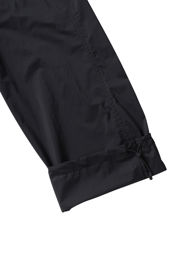 TECH TRAVEL PANTS (테크 트래블 팬츠) - 블랙은 여행과 일상에서 폭넓게 활용 가능한 테크 트래블 팬츠입니다. 봄, 여름, 가을 계절에 적합하며, 얇고 가벼운 퍼텍스, 나일론 소재로 제작되어 편안한 착용감을 제공합니다. 90년대 아웃도어 디자인에서 영감을 받은 스포티하고 캐주얼한 스타일로, 레귤러 핏의 긴 바지입니다. 경량 및 패커블 기능을 갖춰 여행 시 휴대와 관리가 용이하며, 산책룩, 가을 나들이룩 등 다양한 TPO에 활용 가능합니다. 미니멀한 디자인의 무지 블랙 컬러로 어떤 상의와도 잘 어울립니다.
