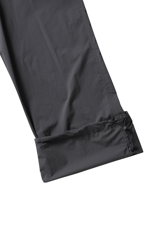 TECH 트래블 팬츠 - 차콜은 가볍고 부드러운 착용감의 남성용 트래블 팬츠입니다. 봄, 여름, 가을 계절에 적합하며, 여행, 일상 모두 활용 가능한 실용적인 아이템입니다. 얇은 두께감의 퍼텍스, 나일론 혼방 소재로 제작되어 캐주얼, 스포티한 스타일을 연출합니다. 90년대 아웃도어 디자인과 레귤러핏으로 편안함을 더했으며, 오른쪽 백 포켓 패커블 기능으로 휴대성을 높였습니다. 밴딩 처리된 허리 부분과 무지 디자인으로 미니멀한 매력을 더한, 여행룩, 산책룩, 휴가룩에 어울리는 팬츠입니다.
