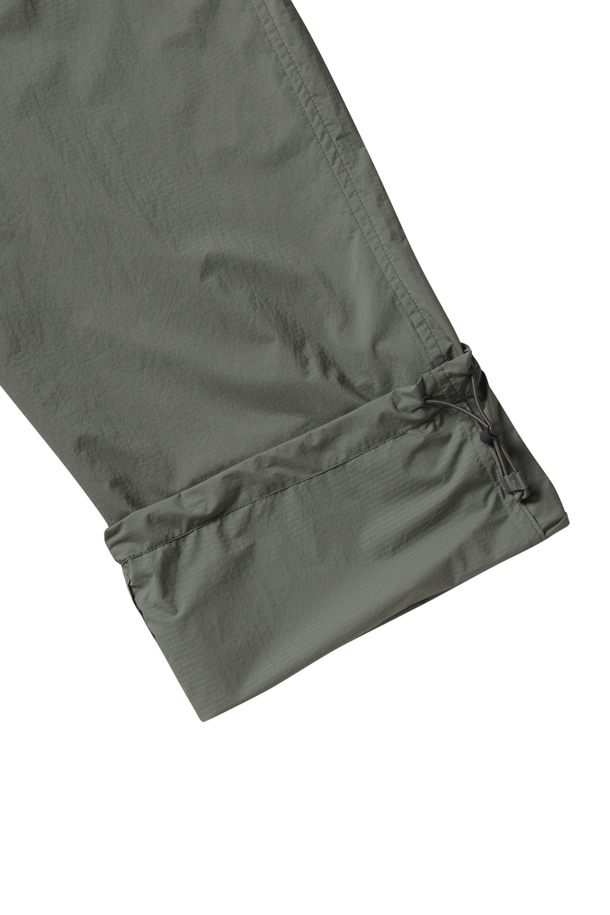 TECH TRAVEL PANTS - 울프그레이는 여행과 일상생활에서 편안하게 착용할 수 있는 남성용 트래블 팬츠입니다. 봄, 여름, 가을에 적합하도록 얇고 부드러운 퍼텍스, 나일론 혼방 소재로 제작되어 가볍고 활동성이 뛰어납니다. 90년대 아웃도어 디자인에서 영감을 받아 스포티하면서도 캐주얼한 스타일을 연출하며, 레귤러핏으로 편안한 착용감을 제공합니다. 무지 디자인에 숏 기장으로 제작되었으며, 오른쪽 백 포켓에는 패커블 기능이 있어 휴대성을 높인 것이 특징입니다. 허리 밴딩으로 편안함을 더했습니다.
