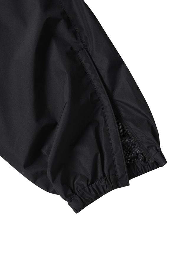 고어텍스 윈드스토퍼 테크 2way 윈드브레이커 팬츠 - 블랙은 남녀 공용으로, 봄, 가을에 활용하기 좋은 윈드브레이커 바지입니다. 방수, 방풍 기능은 물론, 가볍고 활동적인 레귤러핏으로 제작되어 아웃도어 및 일상에서도 편안하게 착용할 수 있습니다. 무릎 탈부착 디테일과 밑단 조절 지퍼, 뒷면 통풍 포켓, 옆주머니 지퍼 등 다양한 기능성 디테일을 갖추었습니다. 여행, 산책, 캠핑 등 다양한 TPO에 맞춰 스포티, 캐주얼, 고프코어 스타일을 연출해보세요.
