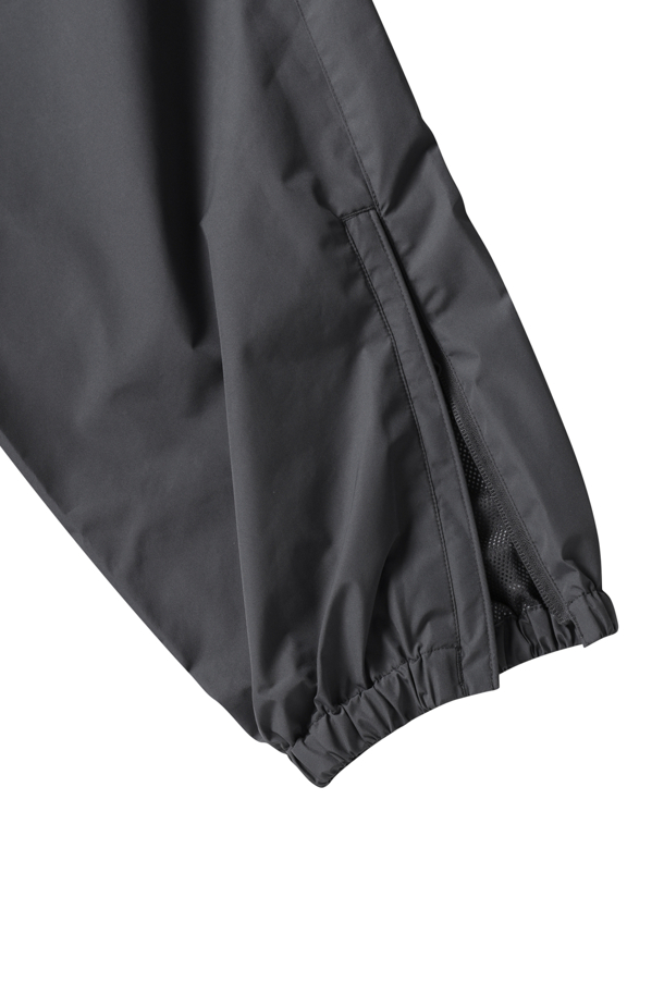 고어텍스 윈드스토퍼 테크 2웨이 윈드브레이커 팬츠 - 차콜은 남녀 공용으로 착용 가능한 윈드브레이커 팬츠입니다. 봄, 가을 시즌 아웃도어 및 일상생활에서 활용하기 좋으며, 스포티, 캐주얼, 고프코어 스타일을 연출할 수 있습니다. 방수, 방풍, 경량 기능을 갖춘 고어텍스 소재와 나일론 소재를 사용하여 외부 환경으로부터 보호해 줍니다. 레귤러핏으로 편안한 착용감을 제공하며, 옆주머니 지퍼, 밑단 조절 지퍼, 뒷면 통풍 포켓, 탈부착 무릎 디테일, 패커블 기능이 있어 실용적입니다. 등산, 여행, 캠핑 등 다양한 TPO에 적합합니다.
