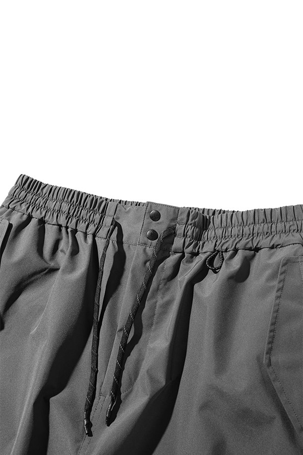 (CLESSTE) 고어텍스 랩스 시티 오버 트라우저 - 그래파이트 그레이는 남녀 공용으로, 일상 및 아웃도어 활동에 적합한 사계절용 오버팬츠입니다. 밀리터리 및 스포티 스타일을 결합하여 캐주얼, 고프코어, 스포티 룩 연출에 용이하며, 여행, 캠핑, 등산 시에도 활용하기 좋습니다. 넉넉한 루즈핏에 긴 기장으로 편안함을 제공하며, 방풍, 투습, 발수 기능으로 쾌적한 착용감을 선사합니다. 허리 고무밴드, 드로코드, 밑단 조절 장치, 립스탑 소재를 적용하여 실용성을 높였습니다.
