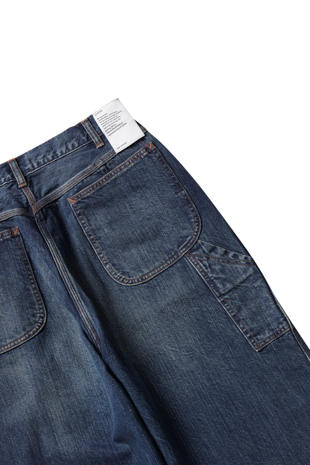 데님 페인터 팬츠 - 미디엄 다크 블루 데미지는 캐주얼 스타일의 남성용 데님 팬츠입니다. 봄, 가을에 적합하며, 중간 두께의 중청 컬러 데님 소재로 제작되었습니다. 워싱 디테일과 스트레이트 핏이 특징이며, 셀비지 데님, 트리플 스티치, 스케일 포켓 등의 디테일로 완성도를 높였습니다. 데이트룩이나 가을 나들이룩에 잘 어울리며, 캐주얼, 클래식, 미니멀 스타일을 즐기는 분들께 추천합니다.
