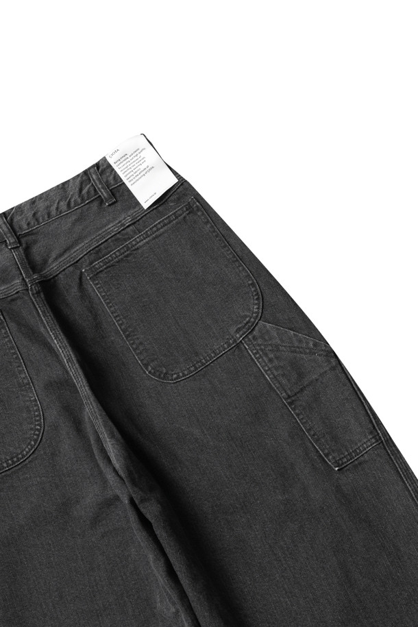 데님 페인터 팬츠 - 미디엄 블랙은 캐주얼한 스타일을 연출하기 좋은 남성용 데님 팬츠입니다. 사계절 내내 착용 가능하며, 데이트룩이나 쇼핑룩에 적합합니다. 뻣뻣한 촉감의 두꺼운 셀비지 데님 소재로 제작되었으며, 레귤러핏으로 편안한 착용감을 제공합니다. 무지 패턴에 스케일 포켓과 트리플 스티치 마감 디테일이 돋보이는, 미니멀하고 클래식한 디자인의 바지입니다.
