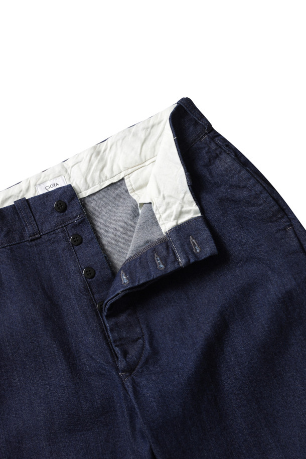 네이비(One Wash) 데님 슬랙스는 남성용 데님 팬츠로, 베이직하고 캐주얼한 스타일을 연출합니다. 사계절 내내 착용 가능하며, 루즈핏 와이드/테이퍼드 핏으로 편안한 착용감을 선사합니다. 셀비지 데님 소재로 제작되어, 데이트룩과 쇼핑룩은 물론 미니멀, 클래식 캐주얼 스타일에도 잘 어울립니다. 무지 디자인으로 어떤 상의와도 쉽게 매치할 수 있어 활용도가 높습니다.
