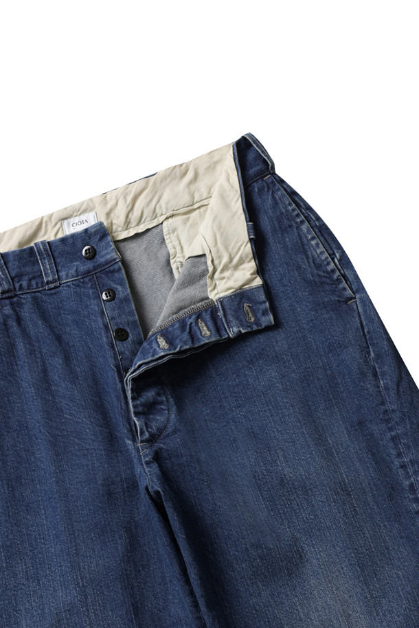 데님 슬랙스 - 미디엄 다크 블루 데미지는 캐주얼, 미니멀, 클래식 스타일을 추구하는 남성을 위한 바지입니다. 봄, 가을에 적합하며, 일상복으로 활용하기 좋습니다. 미디엄 다크 블루 컬러의 워싱 처리된 데님 소재에 11.05oz 중량의 셀비지 데님을 사용하여 제작되었습니다. 와이드 핏과 테이퍼드 핏을 동시에 느낄 수 있으며, 데미지 워싱 디테일로 포인트를 더했습니다. 동네 마실룩이나 봄 소풍룩에 잘 어울리는 스타일입니다.
