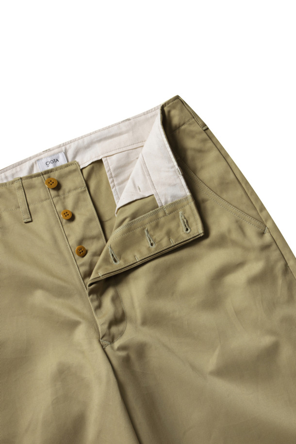 웨폰 치노 클로스 팬츠 (43 카키) - 베이지는 베이직하고 캐주얼한 스타일의 치노 팬츠입니다. 봄, 여름, 가을 계절에 걸쳐 착용하기 좋으며, 와이드핏과 스트레이트 핏으로 편안한 착용감을 제공합니다.  일상, 데이트룩, 카페룩 등 다양한 TPO에 활용 가능하며, 미니멀, 클래식 스타일을 연출하기 좋습니다. 뻣뻣한 촉감의 웨폰 원단을 사용하여 제작되었으며, 무지 디자인으로 어떤 상의에도 매치하기 용이합니다. 베이지 컬러로 세련된 분위기를 더합니다.
