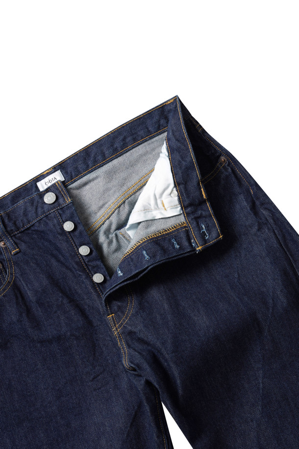 네이비 컬러의 Straight 5 포켓 팬츠 (리얼 인디고) - 원 워시 제품입니다. 데님 소재의 긴 기장 스트레이트 핏 바지로, 베이직하고 캐주얼한 스타일을 연출합니다. 5 포켓 디자인과 버튼 플라이, 미드라이즈 디테일이 특징이며, 사계절 내내 활용 가능합니다. 데이트룩, 출근룩 등 다양한 TPO에 맞춰 캐주얼, 미니멀, 클래식 스타일을 완성해보세요. 레귤러 핏으로 편안하게 착용할 수 있으며, 무지 패턴으로 깔끔함을 더했습니다.
