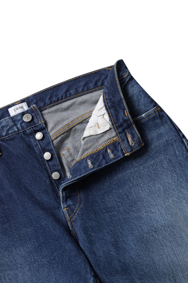 **스트레이트 5 포켓 팬츠 (리얼 인디고) - 미디엄 다크 블루 데미지**는 남성용 사계절 데님 팬츠입니다. 캐주얼하고 베이직한 스타일로, 데이트룩과 쇼핑룩에 활용하기 좋습니다. 미디엄 다크 블루 컬러에 워싱 디테일이 더해져 빈티지한 멋을 연출합니다. 스트레이트핏으로 제작되어 편안함을 제공하며, 5포켓 디자인과 버튼 플라이, 미드라이즈 디테일이 특징입니다. 미니멀한 스타일을 선호하는 남성에게 적합한 아이템입니다.
