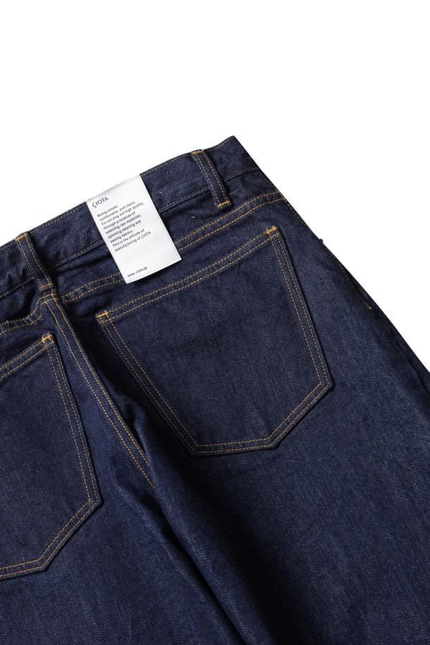 와이드 테이퍼드 5 포켓 팬츠 - 네이비(원 워시)는 베이직하고 캐주얼한 스타일의 남성용 데님 바지입니다. 사계절 내내 착용 가능하며, 와이드 핏과 테이퍼드 디자인으로 편안함과 세련된 실루엣을 동시에 제공합니다. 5 포켓 디자인과 버튼 플라이 디테일이 특징이며, 다양한 상의와 매치하여 미니멀하면서도 클래식한 스타일을 연출할 수 있습니다. 
