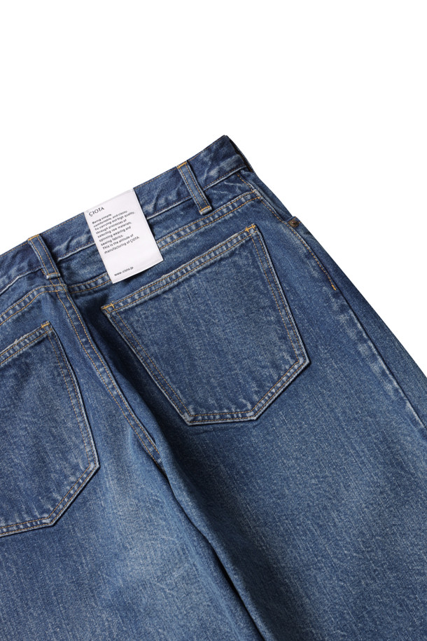 와이드 테이퍼드 5 포켓 팬츠 - 미디엄 다크 블루 데미지는 남성용 바지로, 캐주얼, 미니멀, 클래식 스타일을 아우릅니다. 사계절 내내 활용 가능한 긴 기장의 데님 소재 바지로, 와이드 핏과 테이퍼드 핏이 다리 라인을 돋보이게 합니다. 5 포켓 디자인과 버튼 플라이 디테일이 특징이며, 데이트룩, 쇼핑룩에 잘 어울립니다. 미디엄 다크 블루 컬러의 데미지 워싱이 은은한 멋을 더합니다.
