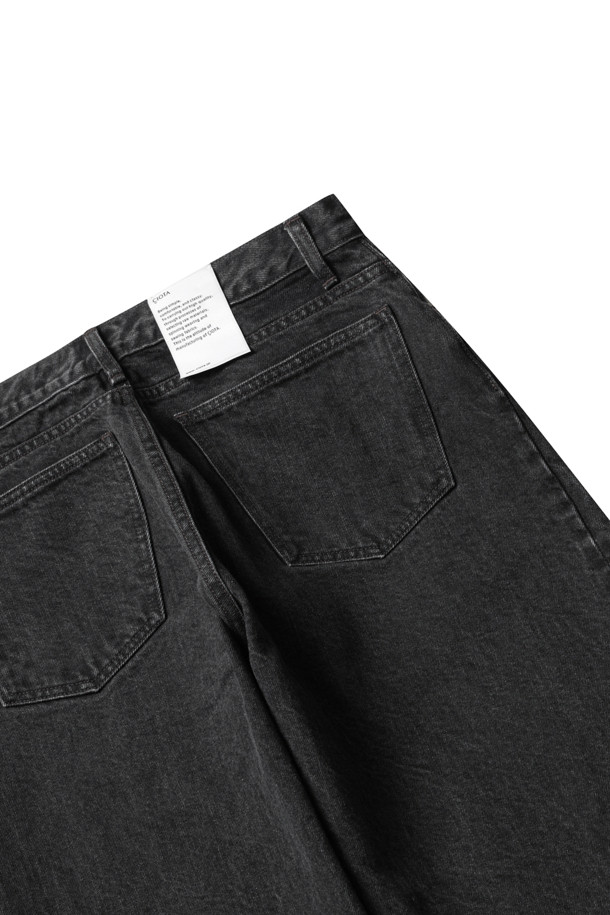 와이드 테이퍼드 5 포켓 팬츠 - 미디엄 블랙입니다. 남성용으로, 베이직하고 캐주얼한 스타일을 연출하기에 좋습니다. 사계절 내내 착용 가능한 긴 기장의 데님 바지로, 루즈핏 와이드 테이퍼드 핏이 특징입니다. 5 포켓 디자인과 버튼 플라이 여밈으로, 쇼핑룩과 같은 일상적인 TPO에 잘 어울립니다. 캐주얼, 미니멀, 클래식 스타일을 추구하는 분들께 추천합니다.
