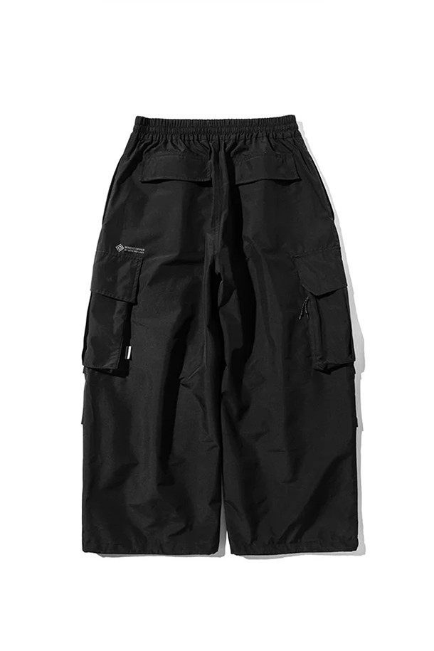 (CLESSTE) 고어텍스 랩스 시티 밀리터리 팬츠 001 - 블랙은 일상과 아웃도어 활동에 적합한 남성용 카고 팬츠입니다. 블랙 컬러의 무지 디자인으로, 봄, 가을, 겨울 계절에 착용하기 좋습니다. 고어텍스 소재를 사용하여 방풍, 투습, 발수 기능을 갖추었으며, 레귤러 핏으로 편안한 착용감을 제공합니다. 카고 포켓, 지퍼 디테일, 드로코드, 오버팬츠 스타일을 더해 밀리터리 무드와 스트릿 스타일을 동시에 연출할 수 있습니다. 여행룩, 캠핑룩, 캐주얼, 고프코어, 스트리트 스타일을 즐기는 분들께 추천합니다.
