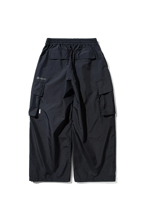 (CLESSTE) 고어텍스 랩스 시티 밀리터리 팬츠 001 - 네이비는 남성용 밀리터리 스타일 팬츠입니다. 고어텍스 소재를 사용하여 방풍, 투습, 발수 기능을 갖춰 봄, 가을, 겨울의 다양한 날씨에 적합합니다. 레귤러핏으로 제작되었으며, 카고 포켓, 지퍼 디테일, 드로코드, 오버 팬츠 스타일 등 밀리터리 무드를 살린 디자인이 특징입니다. 여행, 캠핑, 등산 등 아웃도어 활동은 물론 고프코어 및 미니멀, 스포티 스타일을 연출하는 데 적합합니다. 네이비 컬러의 무지 디자인으로 어떤 스타일에도 쉽게 매치할 수 있습니다.
