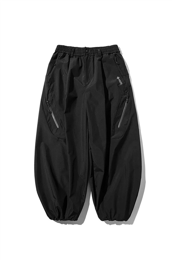 (CLESSTE) 고어텍스 랩스 테크 매시브 트위스티드 팬츠 - 블랙은 방풍, 투습, 발수 기능을 갖춘 고어텍스 소재의 긴 바지입니다. 일상과 아웃도어 활동 모두에 적합하며, 봄, 가을, 겨울 계절에 착용하기 좋습니다. 와이드 및 벌룬 핏의 루즈핏으로, 곡선형 입체 패턴과 측면 다트 디테일이 특징입니다. 10개의 포켓, 허리 고무밴드와 내부 끈으로 편안한 착용감을 제공하며, 로우라이즈부터 하이웨스트까지 다양한 스타일 연출이 가능합니다. 등산룩, 캠핑룩, 출근룩 등 어떤 TPO에도, 고프코어, 스트리트, 미니멀 스타일과도 잘 어울립니다.
