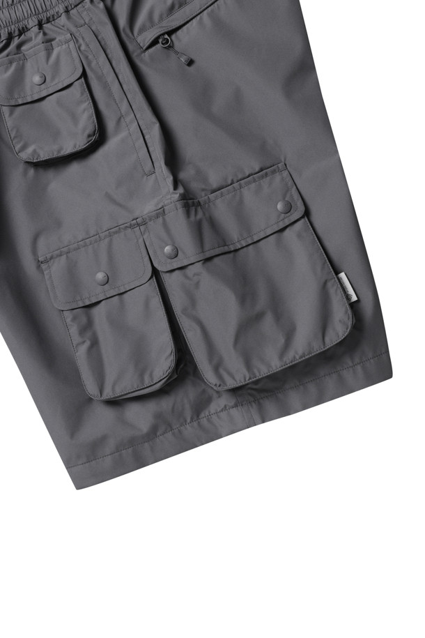 고어텍스 윈드스토퍼 퍼펙트 피싱 숏팬츠 - 차콜은 남성용 숏팬츠로, 봄, 여름철에 착용하기 좋습니다. 차콜 색상의 무지 디자인으로 스포티하면서도 캐주얼한 스타일을 연출합니다. 얇은 두께감의 레귤러핏 바지로, 방풍 및 방수 기능을 제공하여 야외 활동에 적합합니다. 여행, 휴가, 캠핑 등 다양한 상황에 어울리며, 멀티 포켓 디테일로 실용성을 더했습니다.
