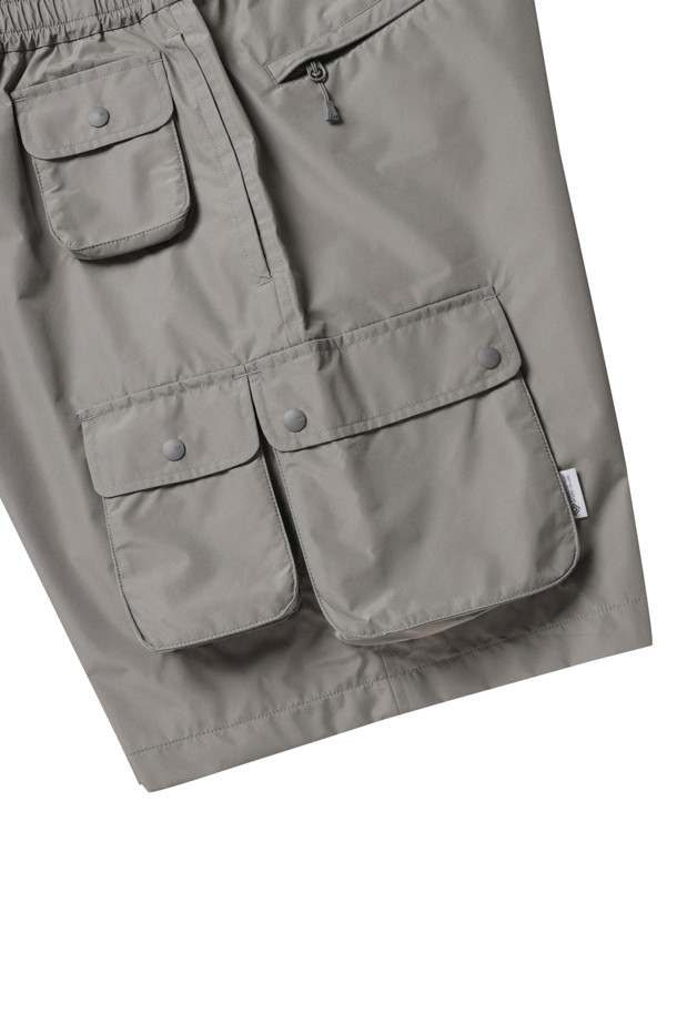 고어텍스 윈드스타퍼 퍼펙트 피싱 쇼츠 - 울프그레이는 남성용 피싱 및 아웃도어 활동에 최적화된 숏 팬츠입니다. 봄, 여름 시즌에 착용하기 좋으며, 뛰어난 방풍 및 방수 기능을 제공합니다. 레귤러핏으로 편안한 착용감을 선사하며, 스포티하고 아웃도어 스타일을 연출합니다. 멀티 포켓 디자인으로 실용성을 더했으며, 여행룩, 휴가룩, 캠핑룩 등 다양한 TPO에 매치하기 좋습니다.
