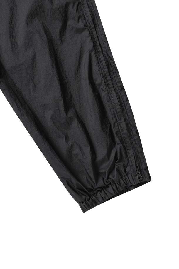 "TECH 윈드쉘 팬츠"는 아웃도어 활동과 일상생활 모두에 적합한 유니섹스 스타일의 긴 바지입니다. 방수, 발수, 통기성이 뛰어난 나일론과 폴리우레탄 혼방 소재로 제작되어 봄, 가을 간절기에 적합합니다. 레귤러핏으로 편안한 착용감을 제공하며, 무지 디자인에 블랙 컬러로 어떤 스타일에도 쉽게 매치할 수 있습니다. 2.5겹 라미네이팅 처리와 측면 지퍼 디테일, 스트레치 소재로 활동성을 높였습니다. 등산룩, 여행룩, 가을 나들이룩을 포함한 다양한 TPO에 스포티, 캐주얼, 미니멀 스타일을 연출할 수 있습니다.
