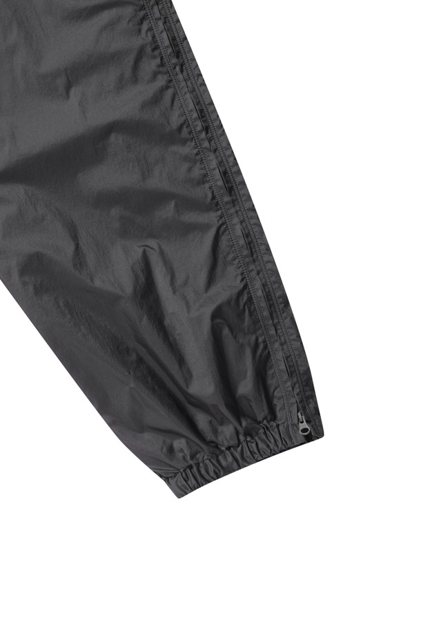 TECH 윈드쉘 팬츠 - 차콜은 아웃도어 활동과 일상생활 모두에 적합한 남성용 테크 윈드쉘 팬츠입니다. 봄, 여름, 가을 계절에 착용하기 좋으며, 스포티하고 캐주얼한 스타일을 연출합니다. 얇은 두께의 레귤러핏 크롭 기장으로 제작되었으며, 발수 및 통기성 기능을 갖춰 활동성을 높였습니다. 나일론과 폴리우레탄 소재에 2.5겹 라미네이팅 처리하여 내구성을 강화했으며, 밴딩 처리와 측면 지퍼 디테일, 스트레치 소재로 편안한 착용감을 제공합니다. 등산룩, 여행룩, 산책룩 등 다양한 TPO에 활용할 수 있습니다.
