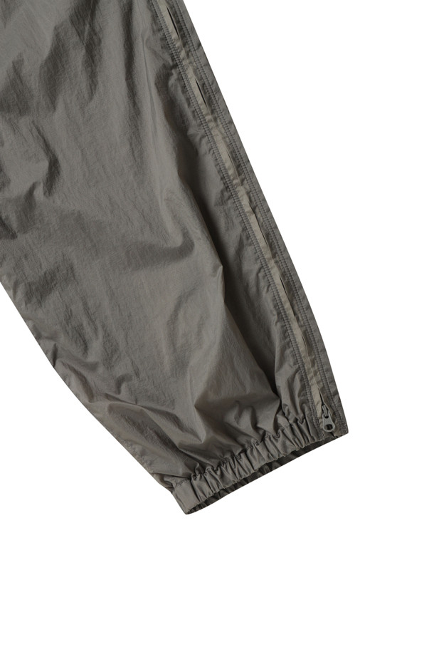 TECH 윈드쉘 팬츠 - 울프그레이는 남성용으로, 아웃도어 활동과 일상에서 모두 활용 가능한 테크 윈드쉘 팬츠입니다. 봄, 가을 계절에 적합하며, 스포티하고 캐주얼한 스타일을 연출합니다. 얇은 두께의 레귤러핏 긴바지로, 2.5겹 라미네이팅 처리와 스트레치 소재로 제작되어 활동성을 높였습니다. 방수 및 통기성이 뛰어나며, 측면 지퍼 디테일이 돋보입니다. 등산룩, 여행룩, 가을 나들이룩에 적합하며, 스포티, 캐주얼, 미니멀 스타일을 선호하는 분들께 추천합니다.
