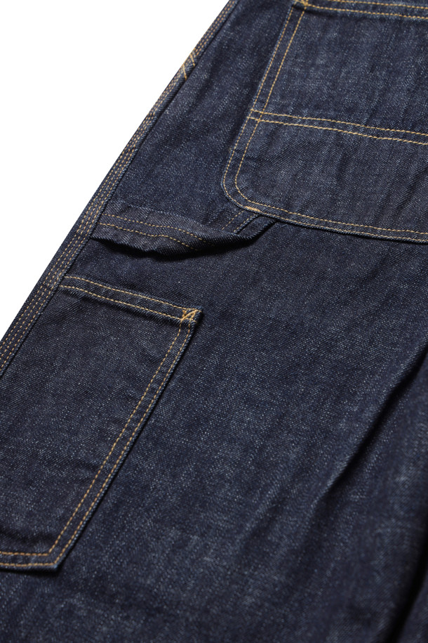 OG 싱글 니 팬츠 - 블루 (린스드)는 워크웨어와 캐주얼 스타일을 아우르는 남성용 데님 팬츠입니다. 사계절 내내 착용 가능하며, 툴 포켓, 해머 루프, 트리플 스티치 디테일이 특징입니다. 헤비웨이트 데님 소재로 제작되어 뻣뻣한 촉감과 루즈핏, 스트레이트 핏을 제공합니다. 린스드 가공을 거친 블루 컬러의 무지 디자인으로, 여행룩이나 가을 나들이룩에 적합합니다. 직조된 스퀘어 라벨이 디자인의 완성도를 높입니다.
