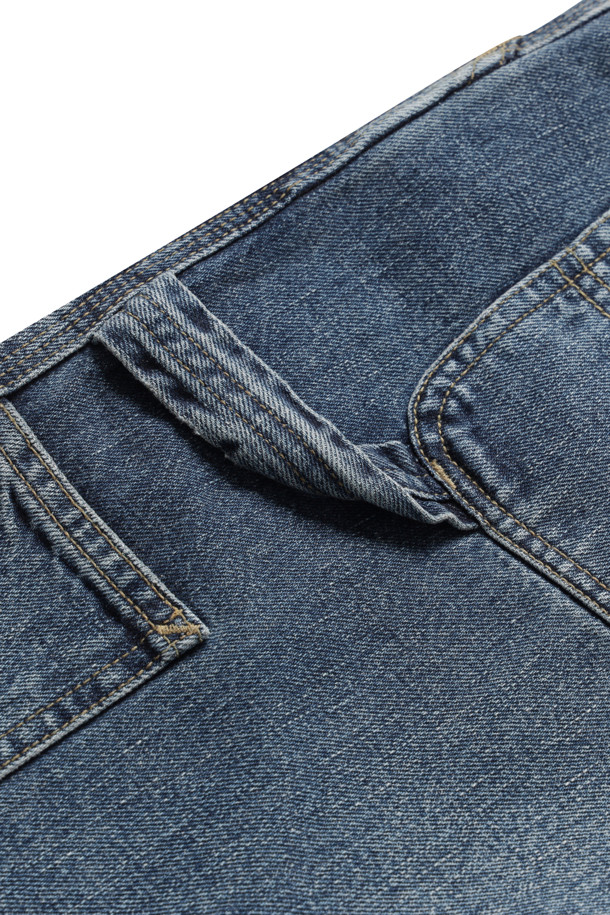 OG 싱글 니 팬츠 - 블루 (다크 워시)는 튼튼한 데님과 코튼 혼방 소재로 제작된 남성용 데님 팬츠입니다. 사계절 내내 착용 가능한 루즈핏의 긴 기장 바지로, 캐주얼 및 워크웨어 스타일을 연출하기 좋습니다. 두꺼운 두께감과 뻣뻣한 촉감으로 견고함을 더하며, 툴 포켓, 해머 루프, 트리플 스티치 등의 워크웨어 디테일이 특징입니다. 레귤러 웨이스트 디자인과 직조된 스퀘어 라벨이 포인트로, 무지 스타일의 미니멀한 디자인을 선호하는 분들께 추천합니다.
