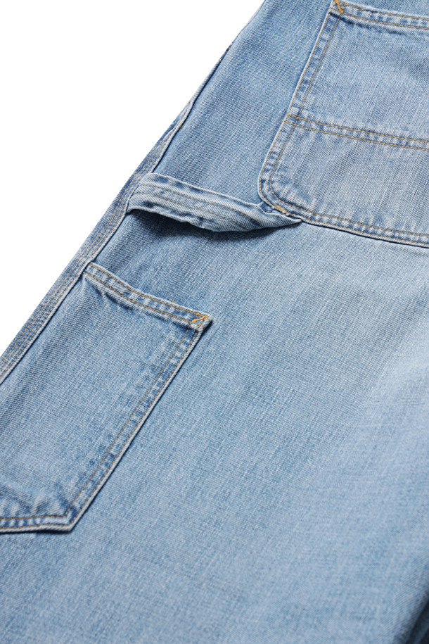 OG 싱글 니 팬츠 - 블루 (버스트 워시드)는 남성을 위해 디자인된 데님 소재의 긴 바지입니다. 캐주얼, 스트릿, 워크웨어 스타일을 아우르며, 봄, 가을에 착용하기 적합합니다. 루즈핏으로 편안함을 제공하며, 뻣뻣한 촉감과 두꺼운 두께가 특징입니다. 툴 포켓, 해머 루프, 트리플 스티치 디테일이 돋보이며, 직조된 스퀘어 라벨로 포인트를 더했습니다. 동네 마실룩이나 캠핑룩에 잘 어울리는 아이템입니다.
