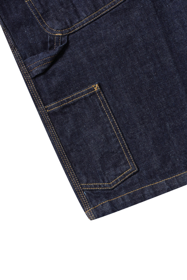 OG 싱글 니 쇼트 - 블루 (린스드)는 튼튼한 데님 소재로 제작된 남성용 데님 반바지입니다. 여름 시즌에 어울리는 숏 기장과 루즈핏으로, 캐주얼 및 워크웨어 스타일을 연출할 수 있습니다. 뻣뻣한 촉감의 헤비웨이트 코튼 데님은 툴 포켓, 해머 루프, 트리플 스티치 디테일로 내구성을 더했습니다. 워싱 처리된 블루 컬러와 무지 디자인으로 어떤 상의와도 쉽게 매치할 수 있으며, 동네 마실, 휴가, 바캉스 등 다양한 TPO에 활용 가능합니다. 넉넉한 핏으로 편안함까지 갖춘 실용적인 반바지입니다.
