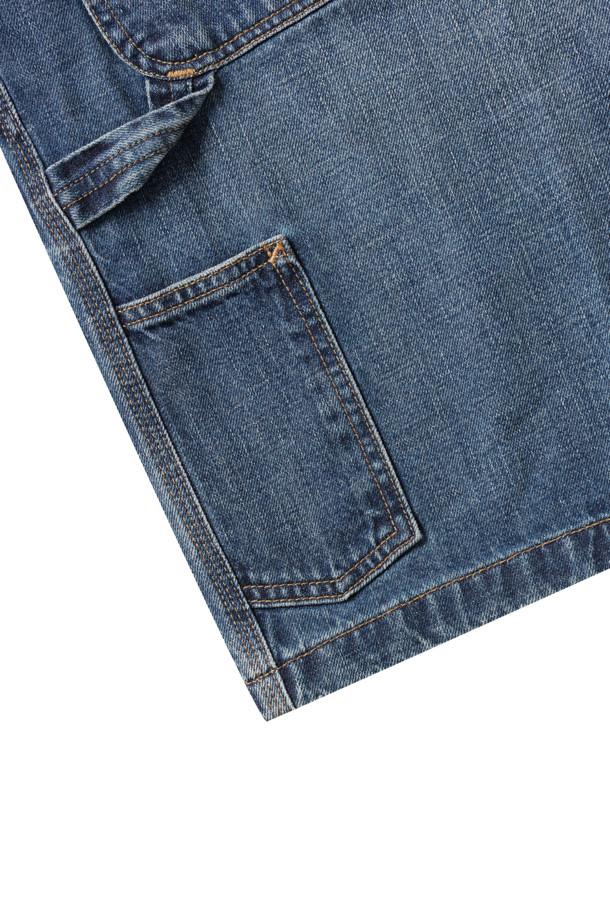 OG SINGLE KNEE SHORT - BLUE (DARK USED WASH)는 남성용 데님 반바지로, 여름철 캐주얼 및 워크웨어 스타일 연출에 적합합니다. 뻣뻣한 질감의 헤비웨이트 코튼 데님 소재에 워시드 가공을 더해 빈티지한 멋을 살렸으며, 넉넉한 루즈핏으로 편안한 착용감을 제공합니다. 툴 포켓, 해머 루프, 트리플 스티치, 직조된 스퀘어 라벨 등 워크웨어 스타일을 강조하는 디테일이 돋보이는 아이템입니다.
