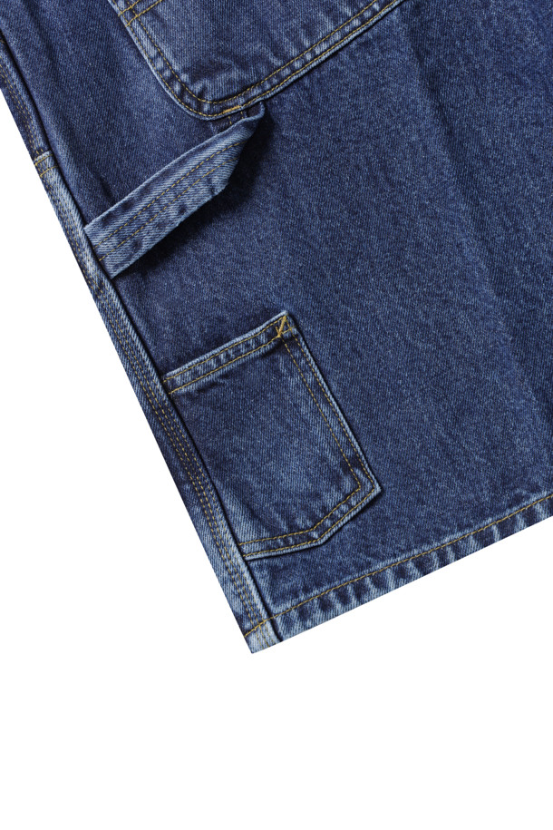 청량한 블루 컬러가 돋보이는 DOUBLE KNEE SHORT - BLUE (STONE BLEACHED) 숏 팬츠입니다. 튼튼한 코튼 소재에 레귤러 핏으로 제작되었으며, 더블 레이어 무릎, 삼중 스티치, 툴 포켓, 해머 루프 등의 워크웨어 디테일이 특징입니다. 일상에서 캐주얼하게 즐겨 입기 좋으며, 봄, 여름 시즌에 시원한 스타일을 연출할 수 있습니다.
