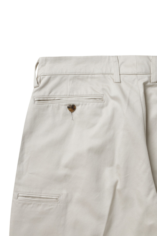 화이트 컬러의 치노 팬츠입니다. 남성용으로, 봄, 여름 시즌에 착용하기 좋은 긴 기장의 바지입니다. 베이직하고 캐주얼한 스타일로, 다양한 상의와 매치하기 용이합니다. 레귤러 핏으로 편안한 착용감을 제공하며, 하트 스티치 디테일과 사이드 포켓 디자인이 특징입니다. 미니멀하고 클래식한 무드를 연출하며, 일상생활에서 활용하기 좋습니다.
